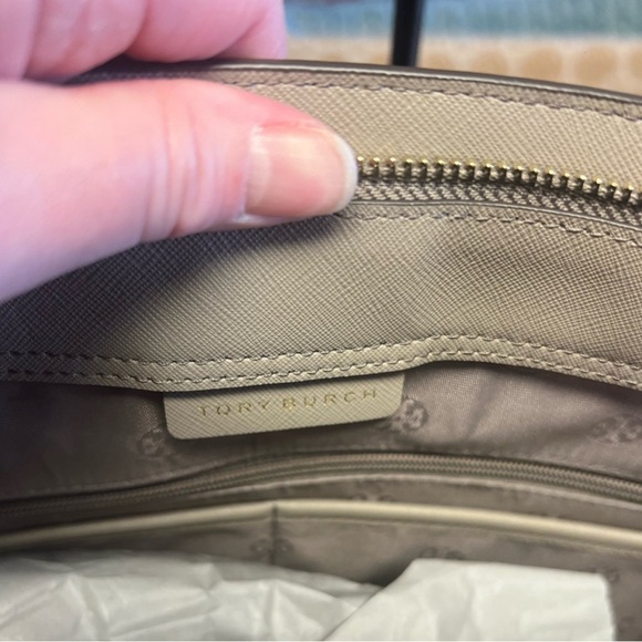 TORY BURCH Large Top Zip Tote Saffiano Leather in French Gray. NWT - Picture 6 of 9